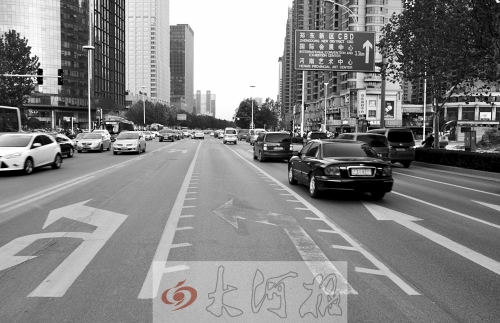 這條畫(huà)有多條短斜線的車(chē)道就是可變車(chē)道，視車(chē)流量大小而定，直行車(chē)輛多時(shí)它是一個(gè)直行車(chē)道，左轉(zhuǎn)車(chē)輛多時(shí)它