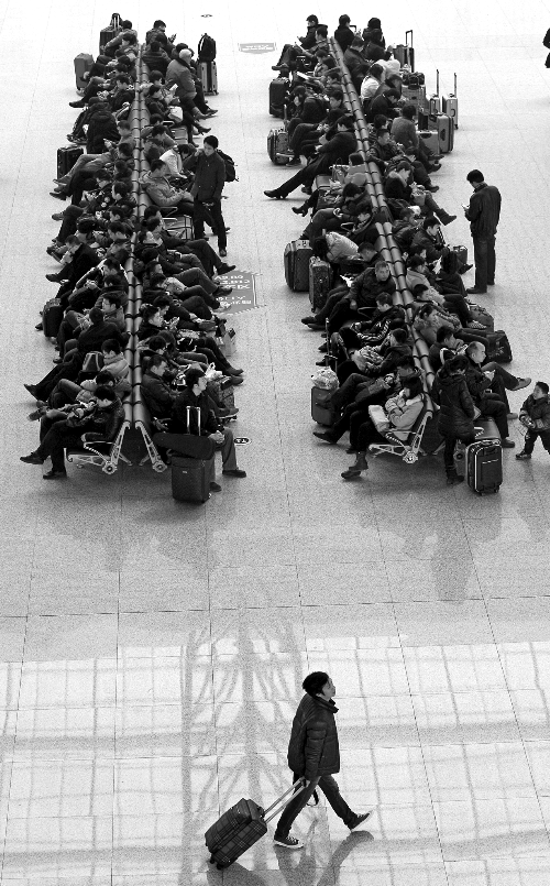 鄭州東站候車室，一些乘客在候車。