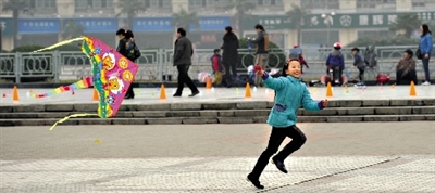 昨日,省會(huì)天氣晴好,春意盎然。上午,在綠城廣場(chǎng),一個(gè)小女孩在快樂地放風(fēng)箏。