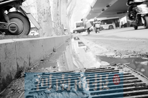 現(xiàn)場，污水流到了機(jī)動車道上