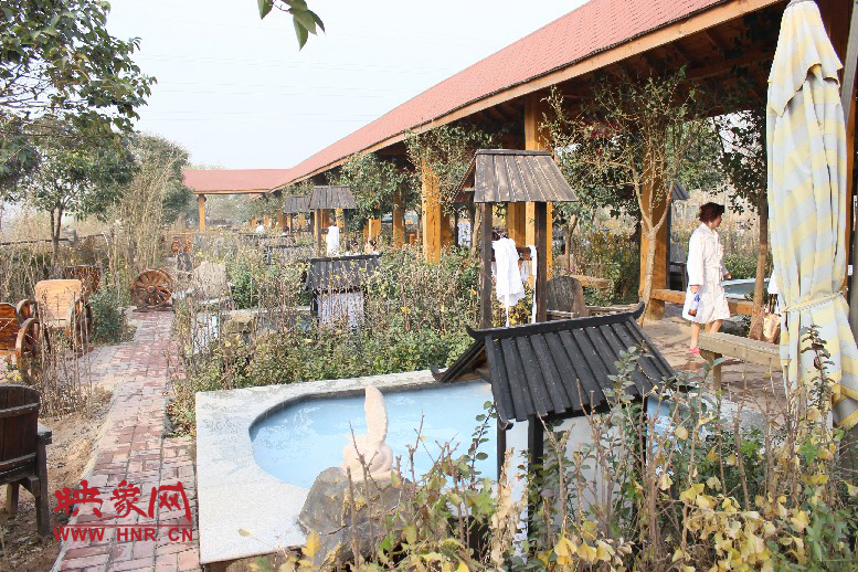 各種小溫泉池，溫度有高有低，每個(gè)池用料不同有各種功效