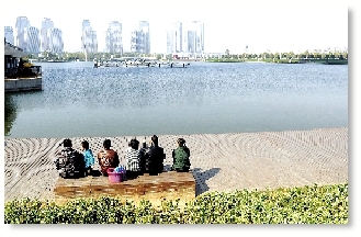 昨天中午，如意湖畔，在這樣的天氣曬太陽(yáng)是一種享受。 記者 馬健 圖