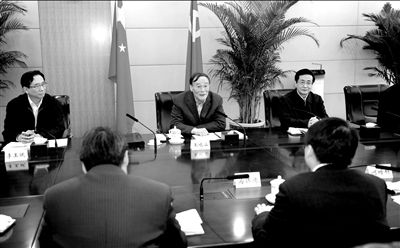 11月30日，中共中央政治局常委、中央紀(jì)委書記王岐山在北京主持召開座談會，聽取專家學(xué)者對黨風(fēng)廉政建設(shè)和反腐敗工作的意見和建議。新華社發(fā)