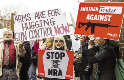 12月17日，華盛頓，示威者來到美國(guó)“全國(guó)槍支協(xié)會(huì)”在國(guó)會(huì)的說客辦公室表達(dá)控制槍支的訴求。