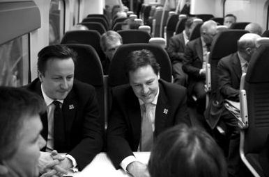 2012年1月9日，英國(guó)首相卡梅倫(左)與副首相克萊格(右)乘火車前去參加會(huì)議。