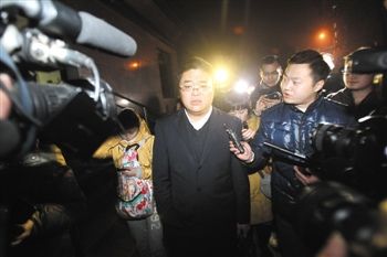 1月15日，重慶，庭審結(jié)束，張貴英的辯護(hù)律師接受媒體采訪。