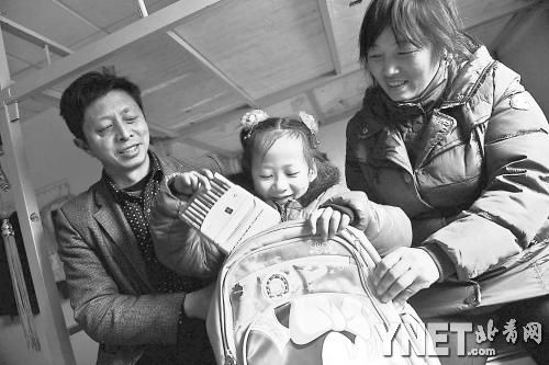 這是范勇一家在北京過得第二個春節(jié)，小女兒給記者展示習總書記送的書。