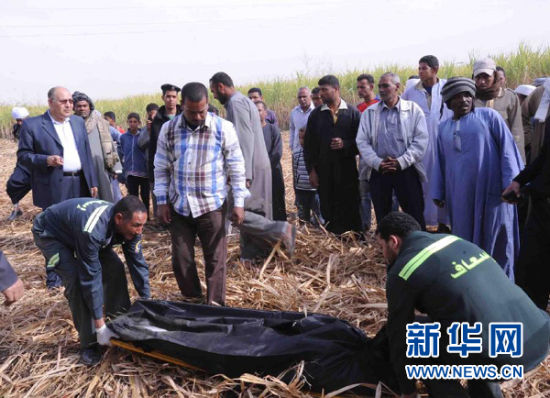 2月26日，在埃及旅游城市盧克索附近，急救人員在熱氣球事故現(xiàn)場搬運(yùn)遇難者遺體。 新華社發(fā)