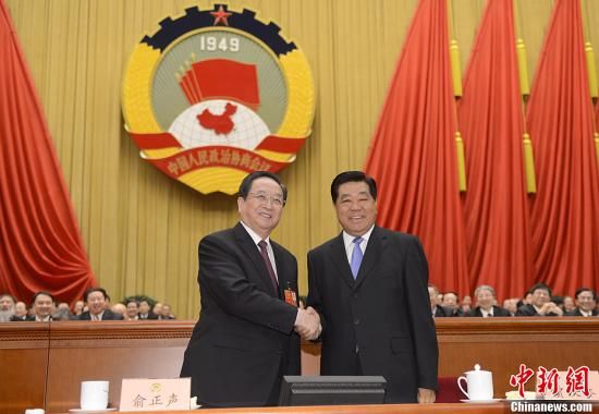 3月11日下午，全國政協(xié)十二屆一次會議在北京人民大會堂舉行第四次全體會議，俞正聲當(dāng)選政協(xié)第十二屆全國委員會主席。圖為政協(xié)第十一屆全國委員會主席賈慶林和俞正聲握手，表示祝賀。中新社發(fā) 廖攀 攝