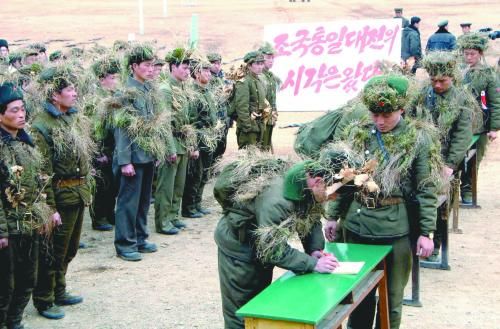 朝鮮中央通訊社13日公布的照片顯示，朝鮮工農(nóng)赤衛(wèi)隊員正在進行“戰(zhàn)前訓練”。