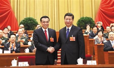 昨日，人大會議投票表決，決定李克強(qiáng)為國務(wù)院總理后，習(xí)近平和李克強(qiáng)親切握手。 新華社記者 蘭紅光 攝