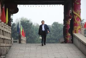 2008年10月30日清晨，吳仁寶在村中散步時(shí)從華西金塔門前走過。圖/新華社