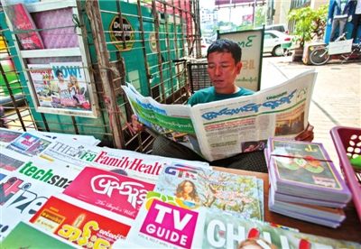1日，緬甸仰光，民眾購買和閱讀民營日報。圖/CFP