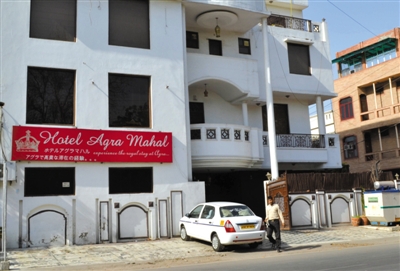 3月19日，印度北部阿格拉，一名英國女游客在旅館住店，有兩人企圖闖入她的房間，因害怕遭到強(qiáng)奸，她從旅