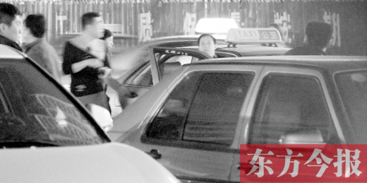 記者夜探鄭州汽車南站 出租車隨意漲價(jià)靠打架搶地盤 記者夜探鄭州汽車南站 出租車隨意漲價(jià)靠打架搶地盤