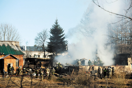 4月26日，俄羅斯救援人員在莫斯科州德米特羅夫區(qū)拉緬斯基村發(fā)生火災(zāi)的精神病院滅火?！　C供圖