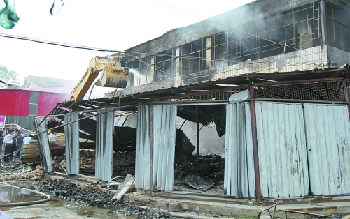 大火燒了近4個小時，中牟縣貿(mào)易區(qū)被燒得面目全非。