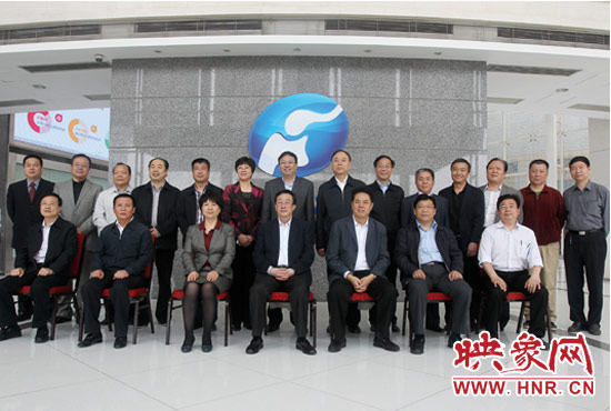 郭庚茂等省領(lǐng)導(dǎo)與省廣電局、河南電視臺(tái)的同志們合影