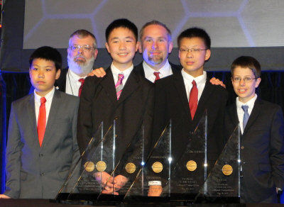 孫嘯秋(右二)與獲得團(tuán)體組冠軍的隊(duì)友任昊淼(前左一)、林浩然(前左二)、Matthew Lipman