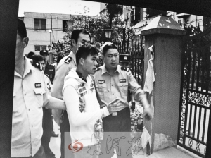 吳強(qiáng)指認(rèn)現(xiàn)場(chǎng)(翻拍),他是高胖雇用的殺手之一。