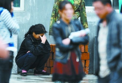 一名失蹤員工的家屬在失蹤人員信息登記處前哭泣。