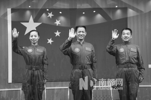 神舟十號(hào)航天員王亞平(左)、聶海勝(中)、張曉光(右)。 新華社發(fā)