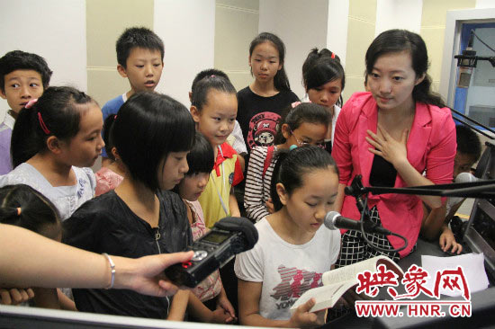 小記者在錄播室朗誦 小記者在錄播室朗誦