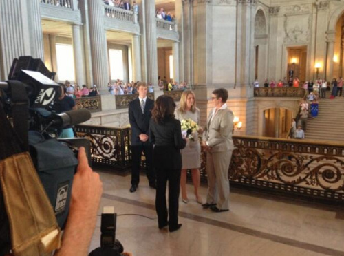 同性伴侶斯蒂爾和克里斯汀在舊金山市政廳舉行婚禮，這是自2008年加州8號提案通過以來，加州的首場同性婚禮。