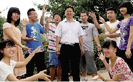 同學(xué)們用手臂連成光環(huán)，把班主任老師圍起來，表達(dá)對他的敬意和謝意。