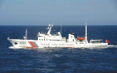 24日在釣魚島附近海域巡航的中國海警船。