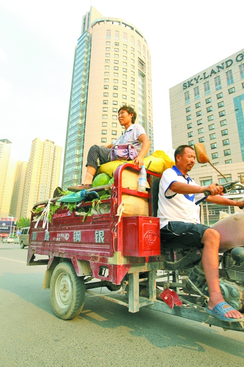 多賣瓜，瓜農(nóng)在烈日下奔波忙碌。