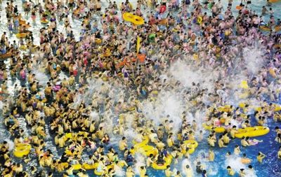 29日，湖北省武漢市，近日江城暑熱難解，人們紛紛前往水上樂園解暑，由于人數(shù)眾多，形成了“下餃子”的壯觀場面。圖/CFP