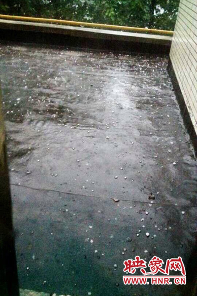 8月7日，下午鄭州高新區(qū)附近突降冰雹