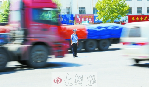 連霍高速受橋梁爆破影響禁止通車，310國道車流量迅速增加，當(dāng)?shù)亟痪块T安排大量警力保障道路暢通。