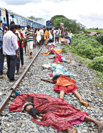 19日，事故現(xiàn)場遇難者的遺體。