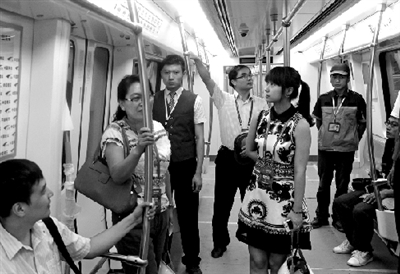 代表在體驗(yàn)運(yùn)行的地鐵。