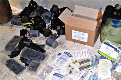 24日，敘利亞政府對外展示在大馬士革朱巴爾區(qū)破獲的反對派軍火庫中的化學制劑。新華社發(fā)