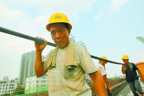 農(nóng)民工工作辛苦，權(quán)益理應(yīng)有保障。