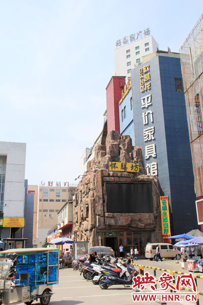 在該酒店一層的入口處，屹立著一座4層樓高的假山，氣勢雄偉。