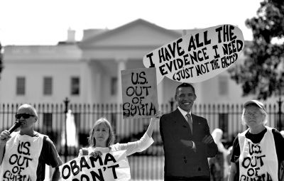 2日，反戰(zhàn)人士在白宮前高舉標(biāo)語，抗議美國可能對(duì)敘動(dòng)武。