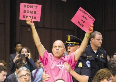 3日，美參議院外委會舉行敘利亞問題聽證會，民眾在現(xiàn)場示威，抗議美國軍事干預敘利亞。