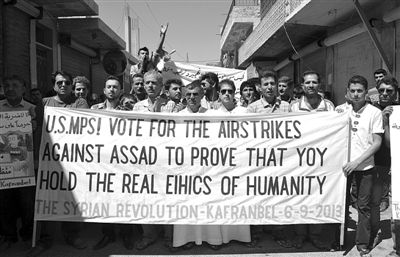 6日，敘利亞西北部的民眾打出橫幅，要求美國(guó)對(duì)敘動(dòng)武。