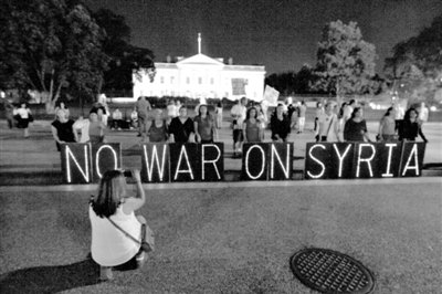 10日，華盛頓，美國(guó)反戰(zhàn)民眾在白宮前抗議對(duì)敘動(dòng)武。