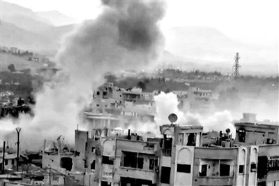 　10日公布的視頻顯示，敘利亞大馬士革地區(qū)，樓房遭重型火炮襲擊，現(xiàn)場(chǎng)濃煙滾滾。