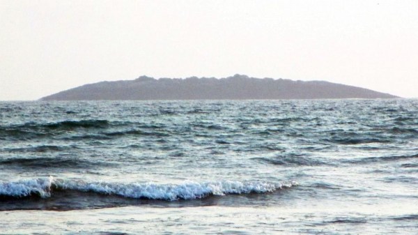 圖為在巴基斯坦靠近阿拉伯海的瓜達(dá)爾地區(qū)（Gwadar）近海600米處冒出一個(gè)小島。