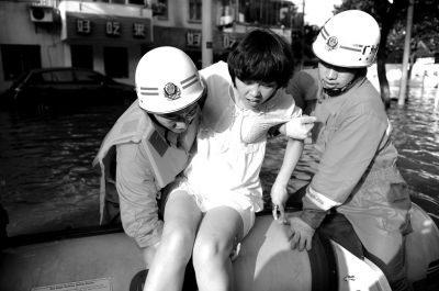 10月10日，前來(lái)余姚支援的杭州消防支隊(duì)武警官兵在南西路幫助轉(zhuǎn)移被困群眾。新華社發(fā)