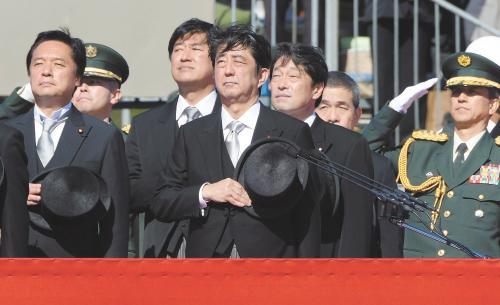 　27日上午，日本首相安倍晉三在琦玉縣的自衛(wèi)隊朝霞訓(xùn)練場出席陸上自衛(wèi)隊年度閱兵式