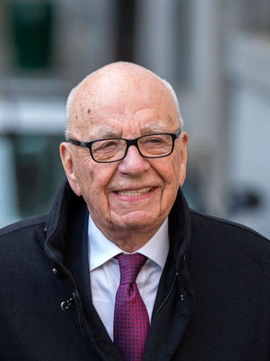 20日，從最高法院出來，默多克一臉輕松。路透社