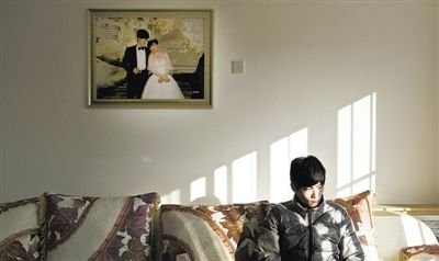 11月28日，青島膠南，丁海偉的婚房掛著與妻子的結(jié)婚照。如今妻子和未出世的孩子都已離世。新京報(bào)記者 周崗峰 攝