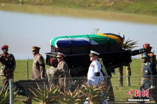 圖為南非海、陸、空三軍首腦為曼德拉護(hù)靈。宋方燦 攝